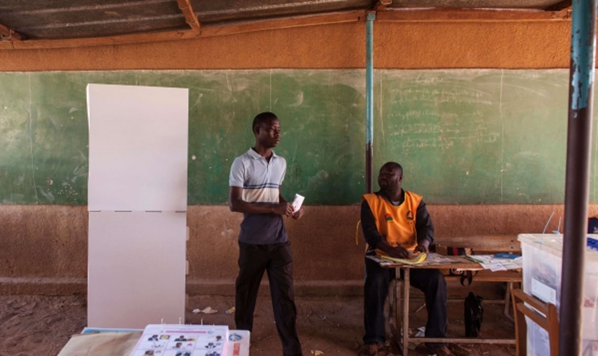 Un électeur dans un bureau de vote à Ouagadougou, le 29 novembre 2015. © Theo Renaut/AP/SIPA