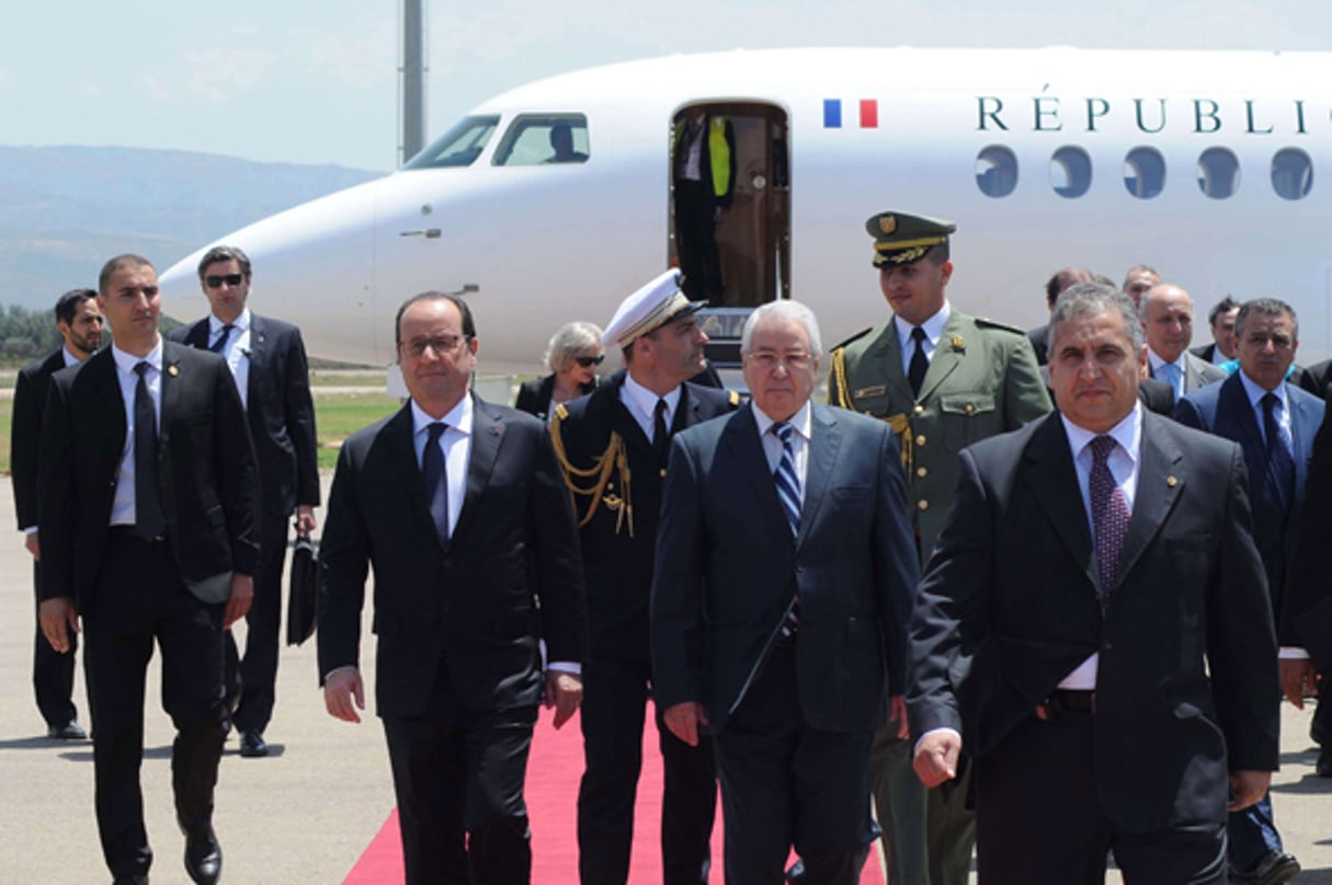 Abdelkader Bensalah, au centre, accompagné de François Hollande,  le 15 juin 2015 à Alger © Sidali Djaboub/AP/SIPA