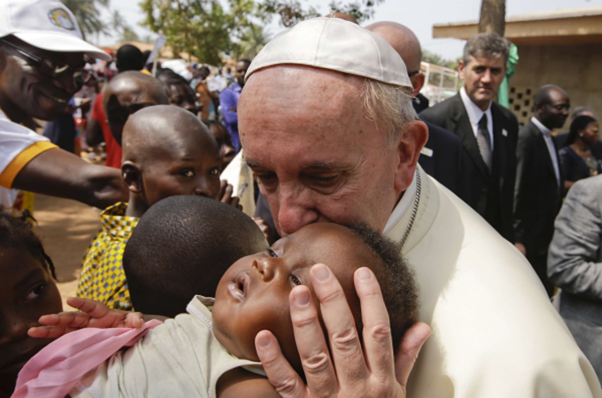 Le pape François embrasse un enfant dans un camp de réfugiés en Centrafrique, le 29 novembre 2015. © Andrew Medichini/AP/SIPA