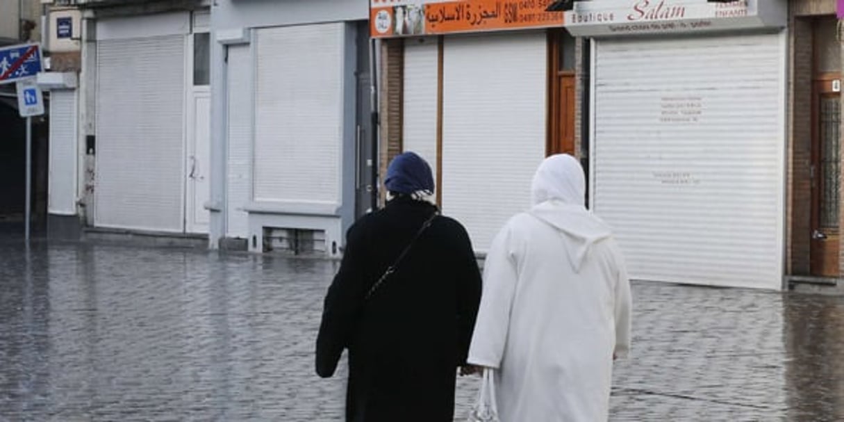 Deux passantes dans la commune de Molenbeek, à Bruxelles. © Michael Probst / AP / SIPA