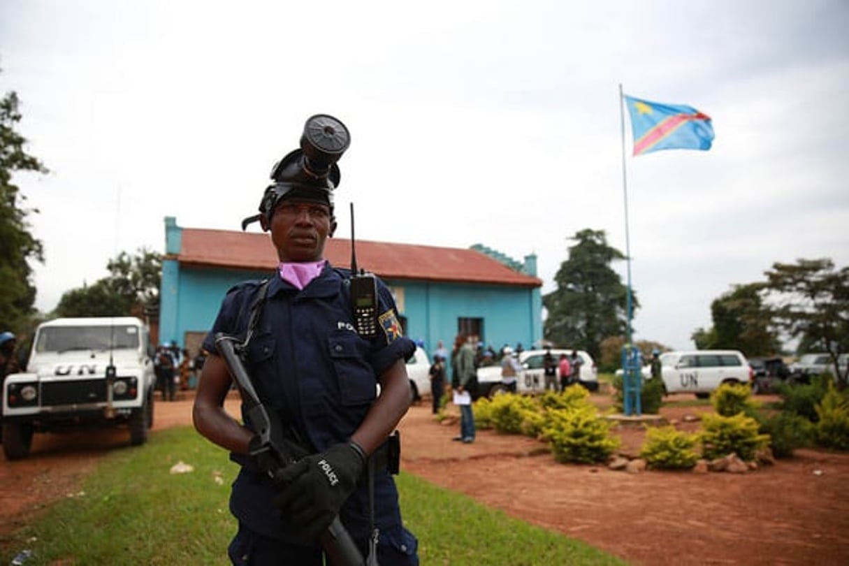 Un policier congolais monte la garde devant la mairie de Beni, dans le nord-est de la RDC. © Abel Kavanagh/Monusco