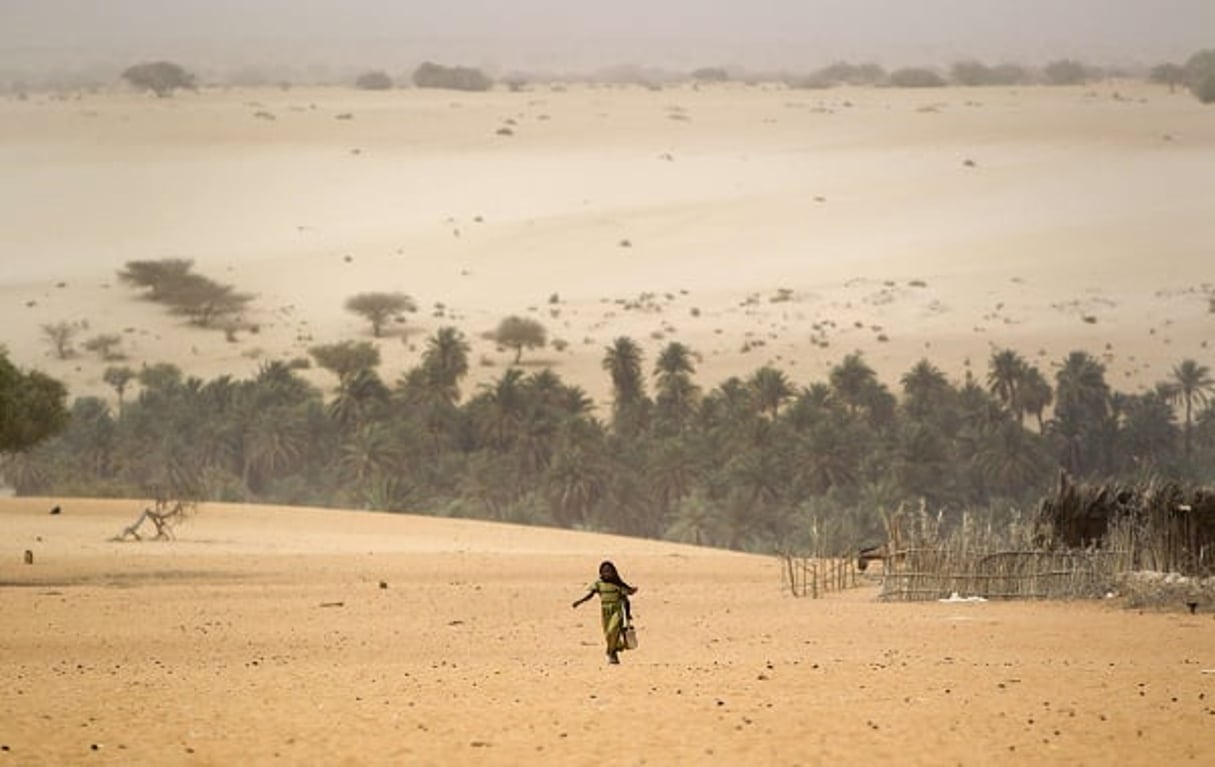 Une petite fille marche aux abords d’un village dans le désert du Tchad. © Ben Curtis/AP/SIPA