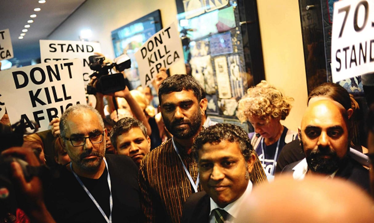 Mohammed Shareef, ministre de l’envrionnement des maldives, escorté lors d’une manifestation de militants de Green Peace à Durban, Afrique du Sud (9 décembre 2011) © Shayne Robinson/AP/SIPA