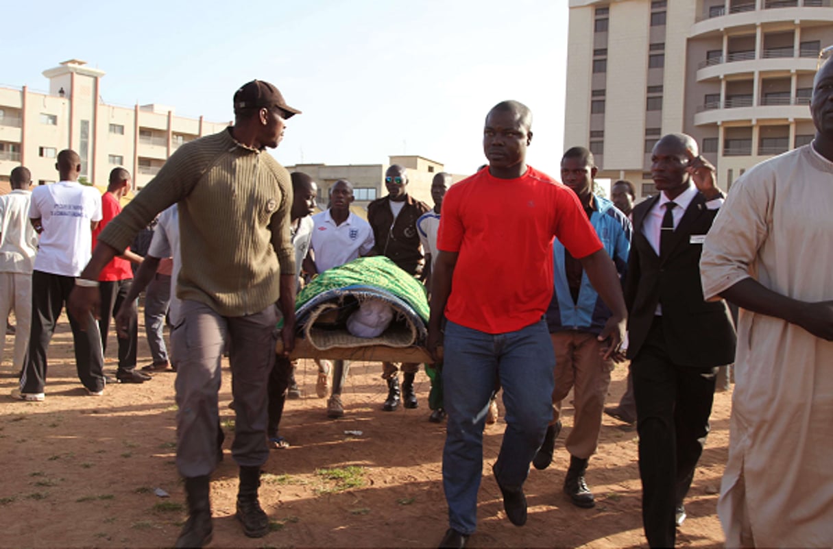 Personnes transportant des blessés après l’attaque de l’hôtel Radisson Blu, Bamako, 25 novembre 2015 © Baba Ahmed / AP / SIPA