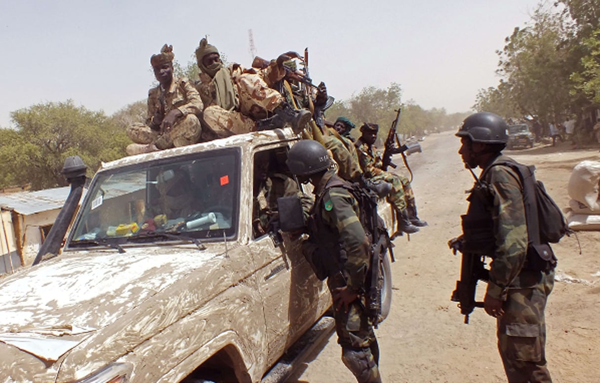 Des membres de la coalition régionale contre Boko Haram près de la ville de Fotokol, dans l’extrême nord du Cameroun, 19 février 2015. © Edwin Kindzeka Moki/AP/SIPA