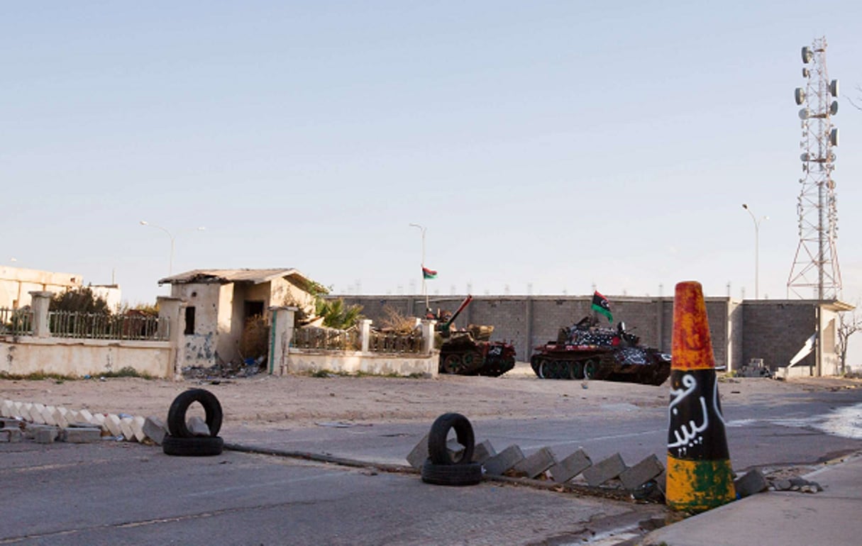 Tanks devant l’antenne radio, Syrte, Libye, 18 février 2015 © Mohamed Ben Khalifa/AP/SIPA
