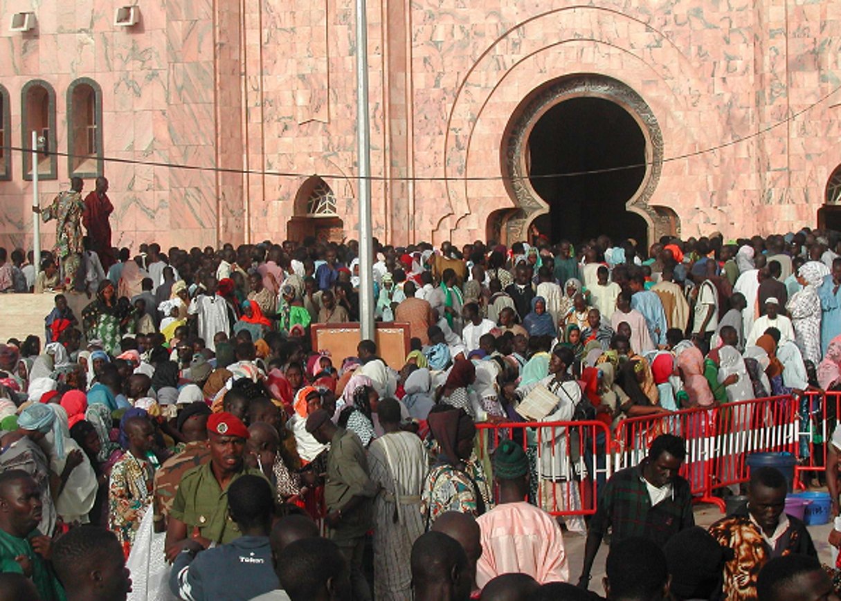 Des milliers de pèlerins devant la grande mosquée de Touba, ville sainte des mourides au Sénégal le 21 avril 2003. © Nafi Diouf/AP/SIPA