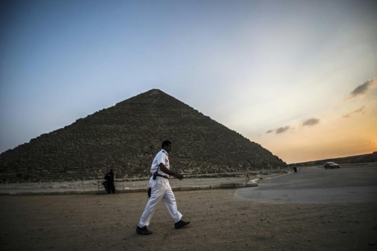 Un policier egyptien passe devant la pyramide de Cheops en Egypte, le 9 novembre 2015. © AFP