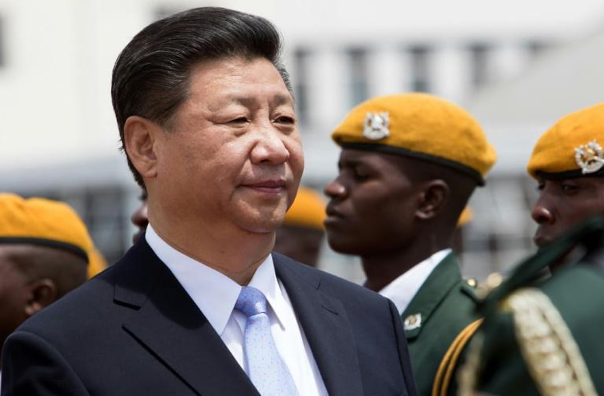Le président chinois Xi Jinping à son arrivée à Harare, le 1er décembre. © AFP/Jekesai Njikizana