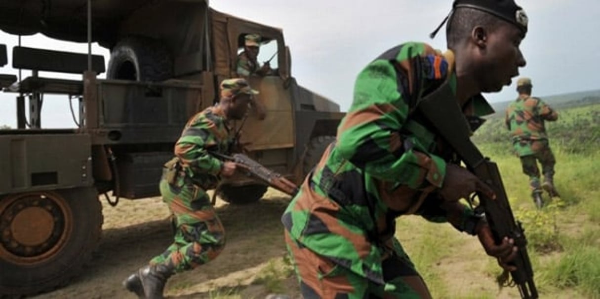 Les FRCI, ici à l’exercice, sont régulièrement pris pour cible par des bandes armées dans l’ouest de la Côte d’Ivoire. © AFP