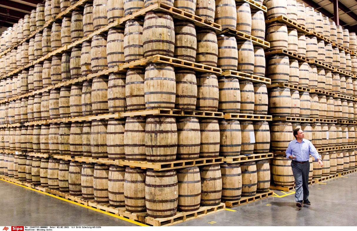 Un employé de Diageo dans l’entrepôt d’une distillerie de Tullahoma dans le Tennessee (États-Unis) en 2014. © Erik Schelzig/AP/SIPA