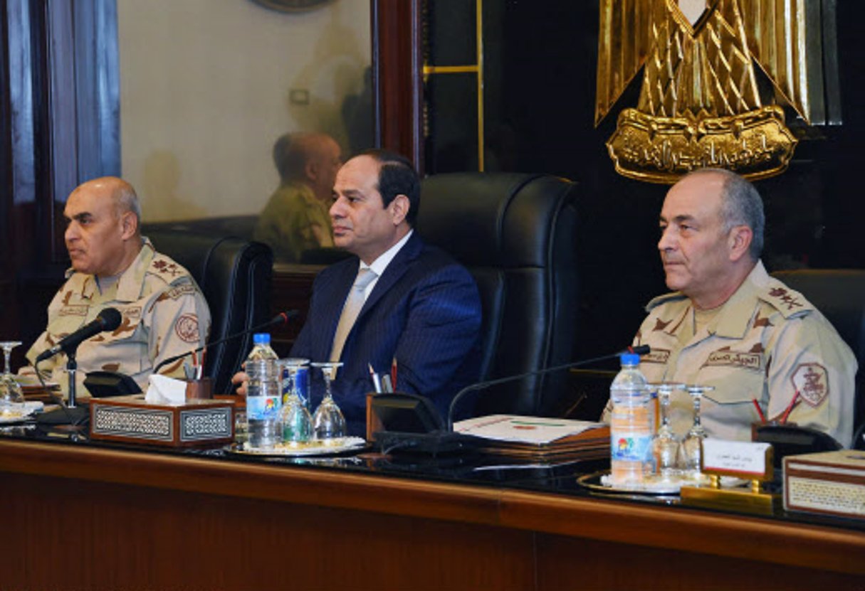 Le président égyptien Abdel-Fattah el-Sissi (centre) lors d’une réunion du Conseil Suprême des Forces armées au Caire, 18 novembre 2015 © Ahmed Fouad/AP/SIPA