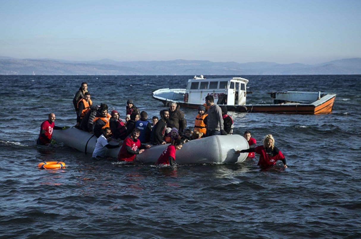 Des volontaires aident des réfugiés  et des migrants à leur arrivée sur l’ïle grecque de Lesbos, 30 novembre 2015 © Santi Palacios/AP/SIPA