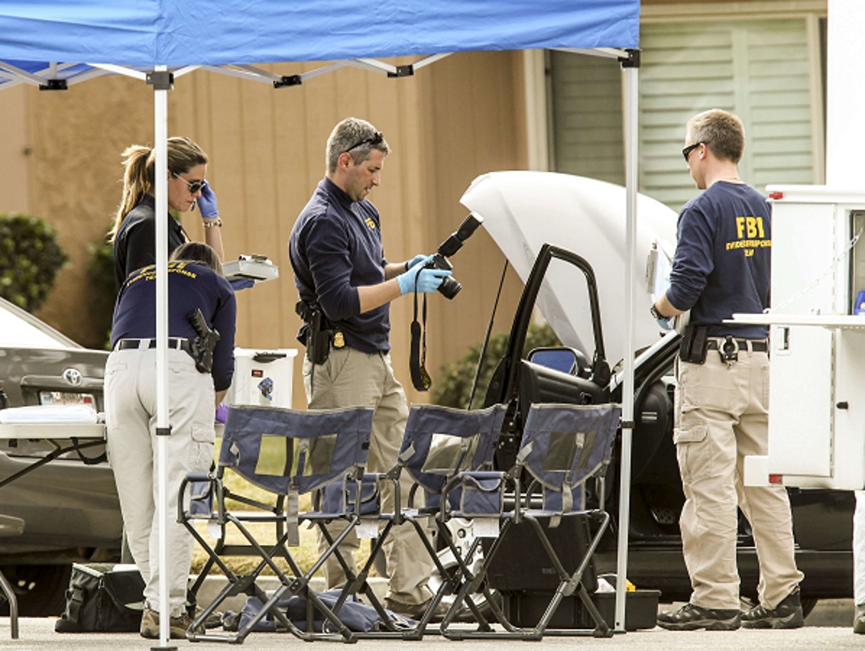Des agents du FBI enquêtent sur la fusillade de San Bernardino, le 3 décembre 2015 en Californie © Ringo H.W. Chiu/AP/SIPA