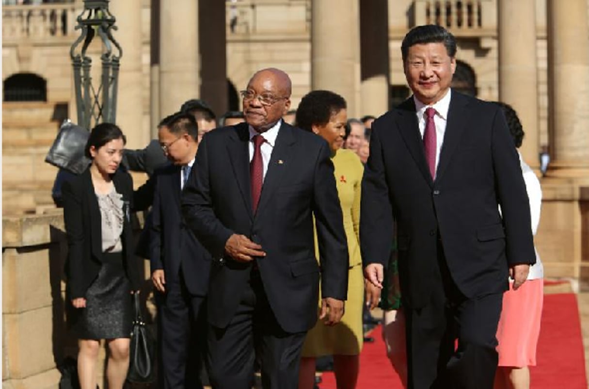Le président chinois Xi Jinping (à droite) présente des membres de sa délégation au président sud-africain Jacob Zuma à Pretoria le 2 décembre 2015 © KAREL PRINSLOO/AFP