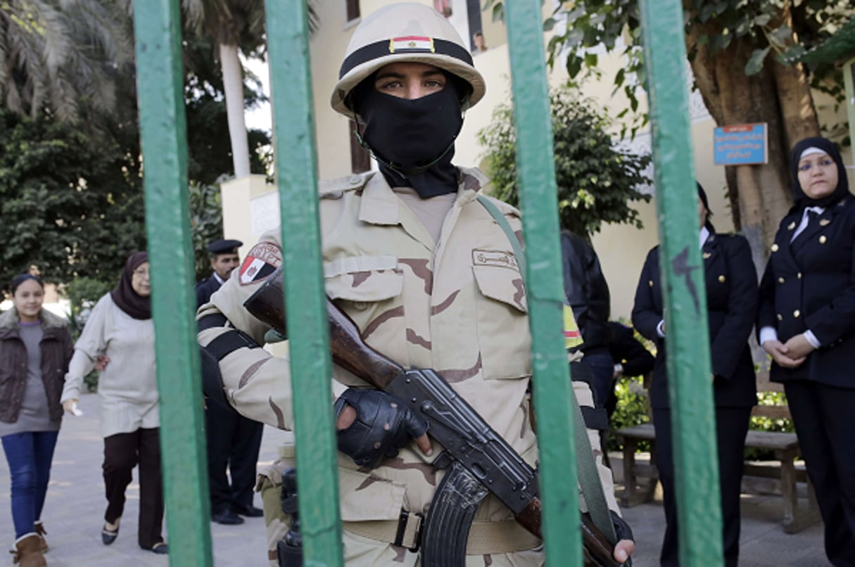 Soldat Egytpien gardant un bureau de vote, Le Caire, 2 décembre 2015 © Amr Nabil/AP/SIPA