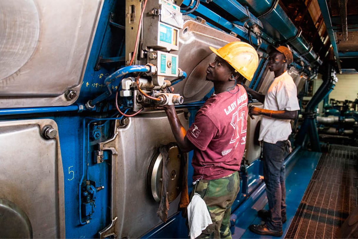 Des ouvriers de la Société nationale sénégalaise d’électricité, à Dakar. © YOURI LENQUETTE POUR J.A.