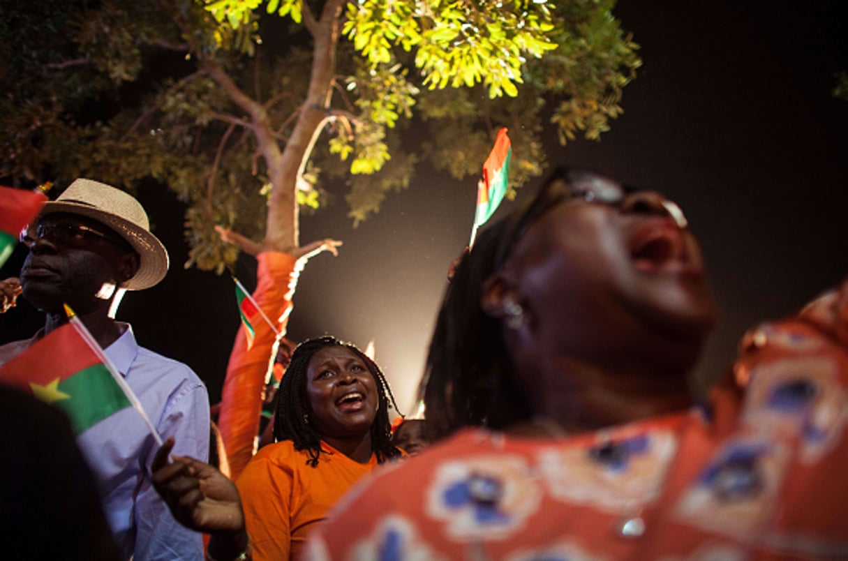 Des partisans de Roch Marc Christian Kaboré célèbrent sa victoire à l’élection présidentielle du Burkina Faso, le 1er décembre 2015. © Theo Renaut/AP/SIPA