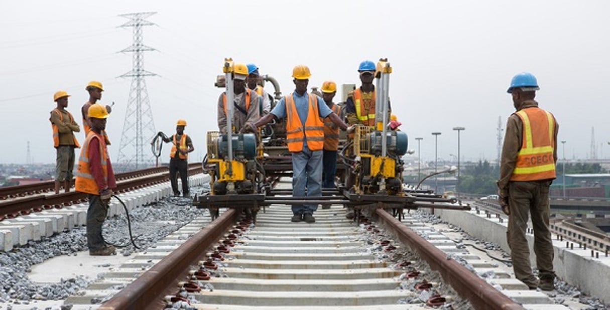 Ouvrier sur le chantier d’une ligne ferroviaire au Nigeria. © Gwenn Dubourthoumieu pour J.A.