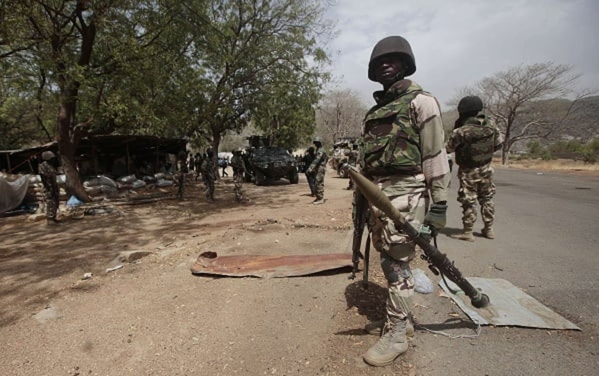 Des soldats nigérians en avril 2015 dans la ville de Gwoza, tout juste libérée de Boko Haram © Lekan Oyekanmi/AP/SIPA