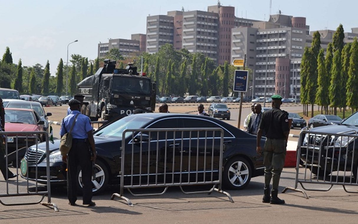 Des officiers de police gardent l’entrée du parlement nigérian, à Abuja, le 20 novembre 2014 © AP/SIPA