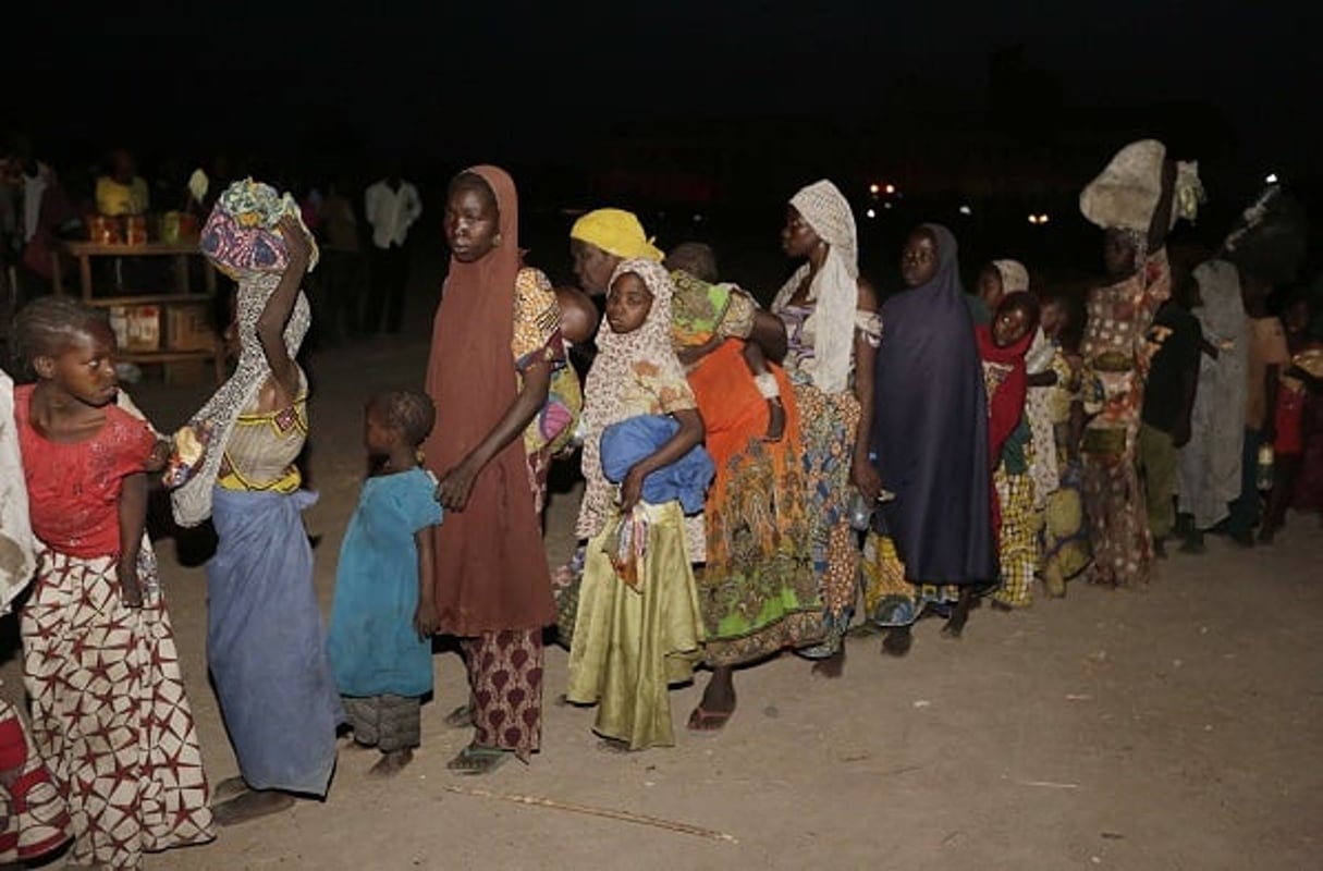 Femmes et enfants rescapés de Boko Haram arrivent dans un camp de réfugiés à Yola, au Nigéria, le 2 mai 2015. © Sunday Alamba/AP/SIPA