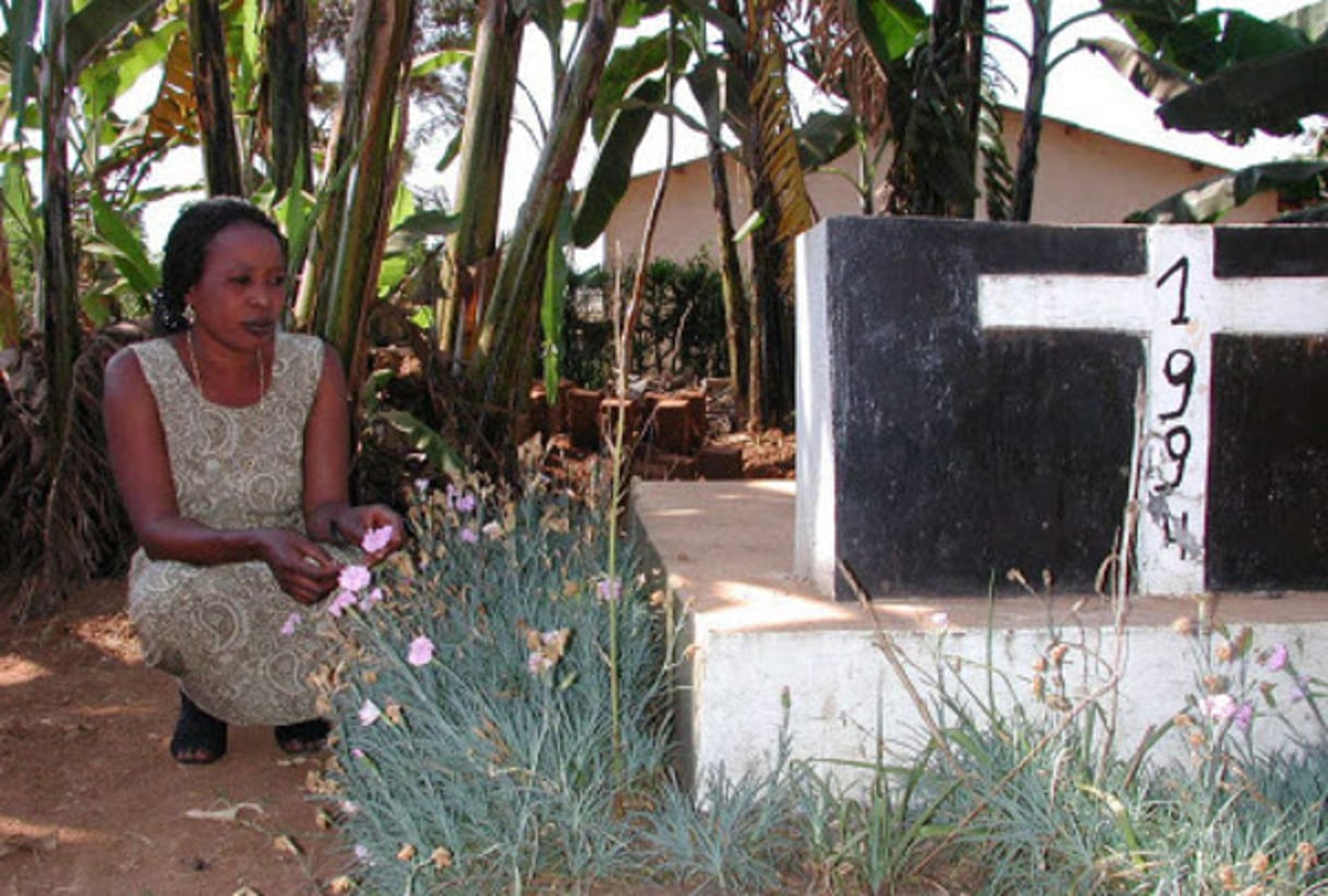 Une femme devant la tombe de son mari tué pendant le génocide de 1994 au Rwanda. © Rodrique Ngowi/AP/SIPA
