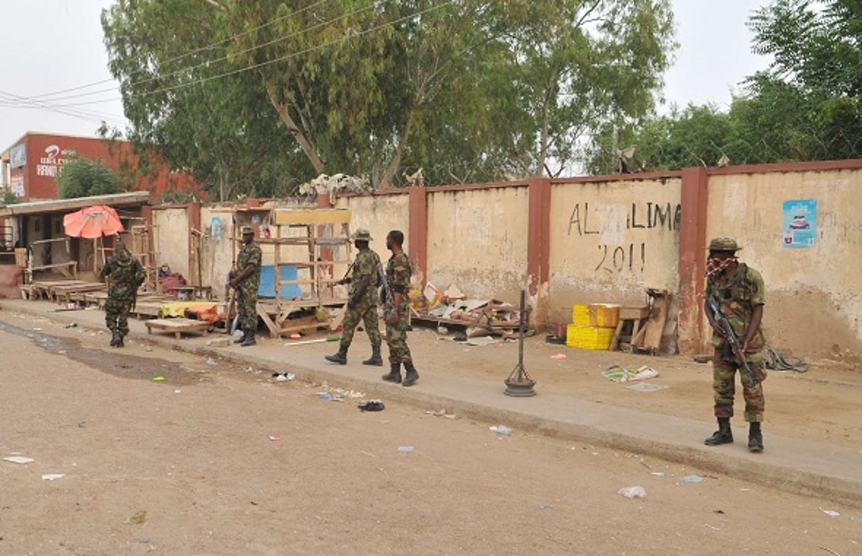 Des soldats gardent le lieu d’un explosion à Kano, au Nigeria, le 18 novembre 2015 © Muhammed Giginyu/AP/SIPA