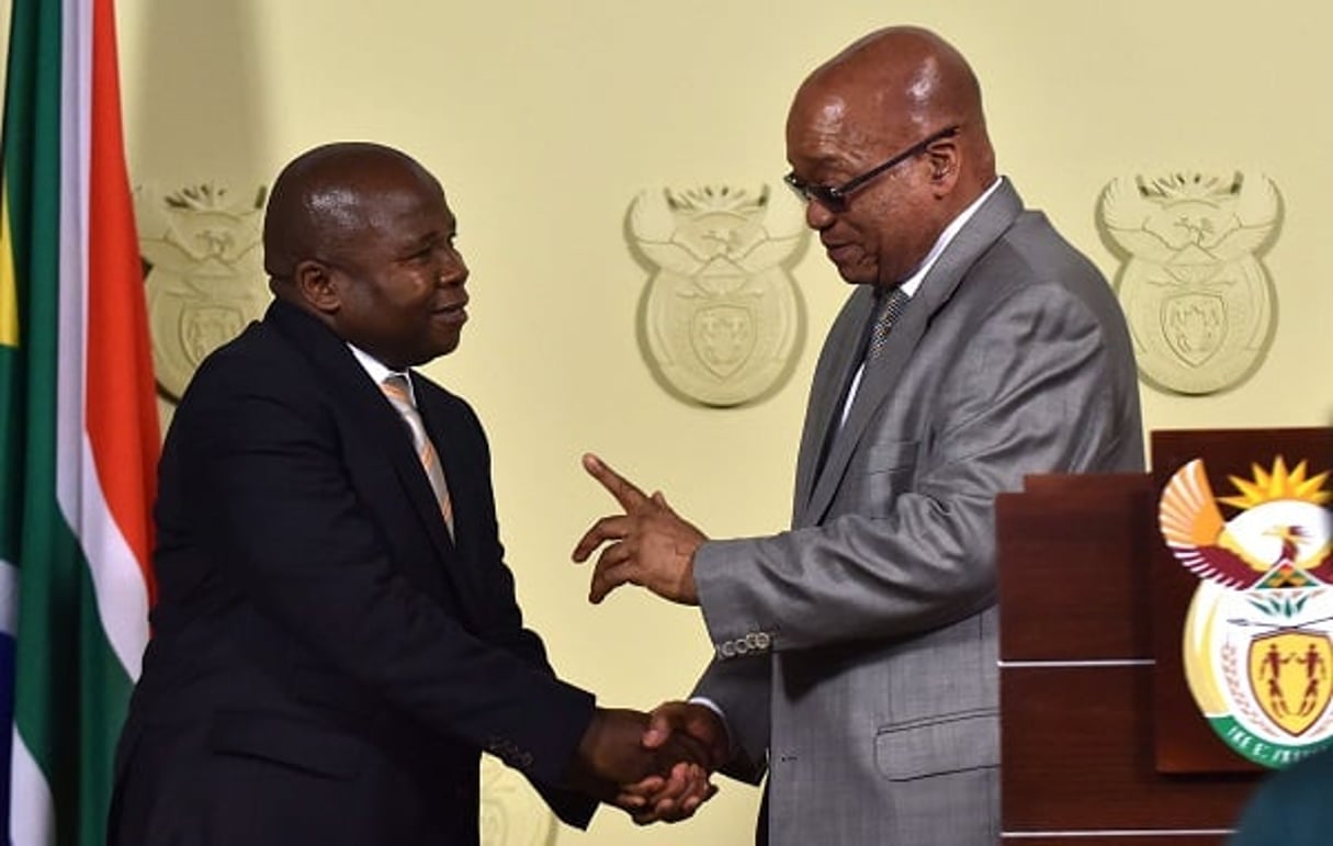 David van Rooyen, félicité par le président Jacob Zuma, le 10 décembre à Pretoria. © AP/SIPA