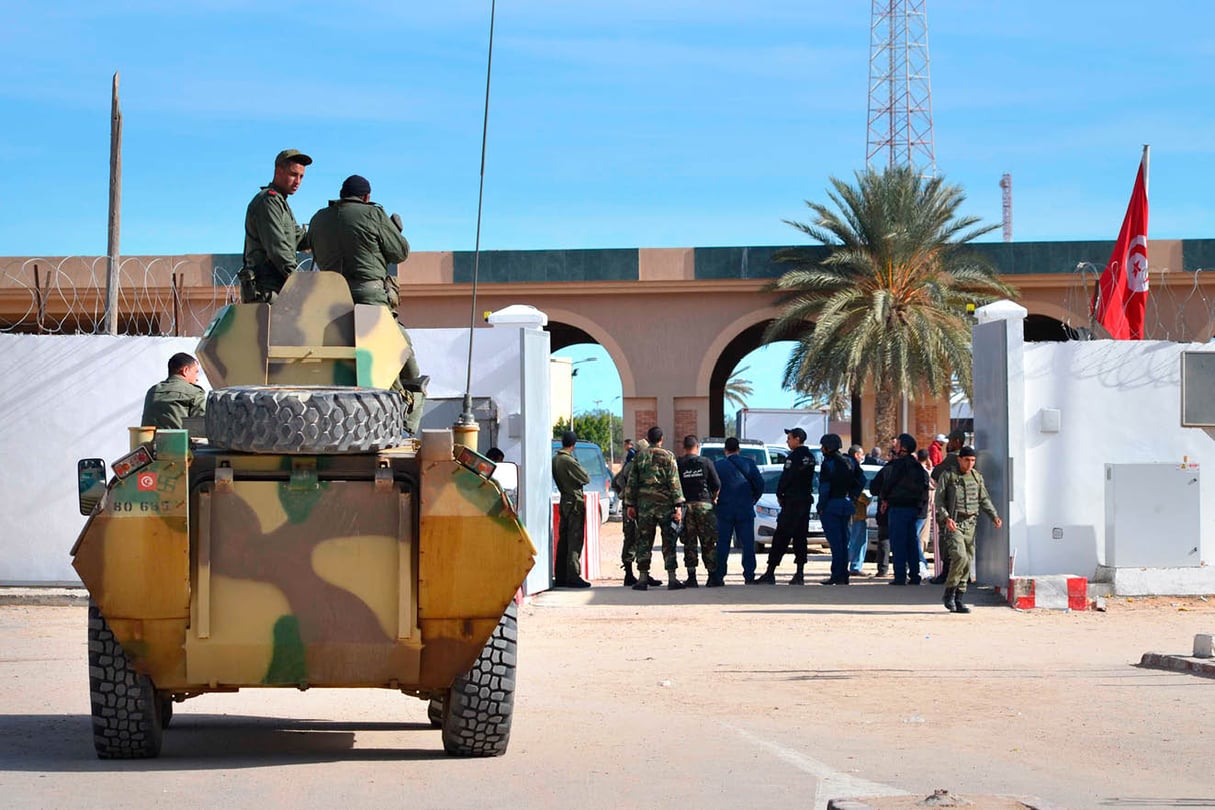 Militaires en faction au poste frontalier de Ras Jedir. © FATHI NASRI/ANADOLU AGENCY/AFP