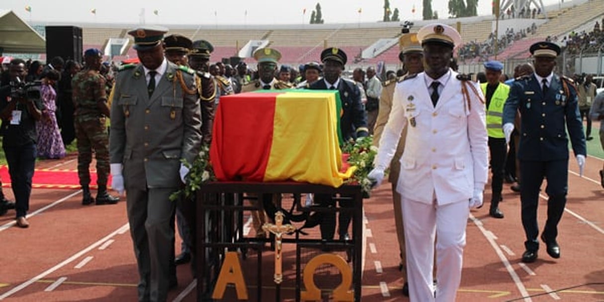 Le cercueil de l’ancien président béninois Mathieu Kérékou, jeudi 10 décembre à Cotonou. © Vincent Duhem pour J.A.