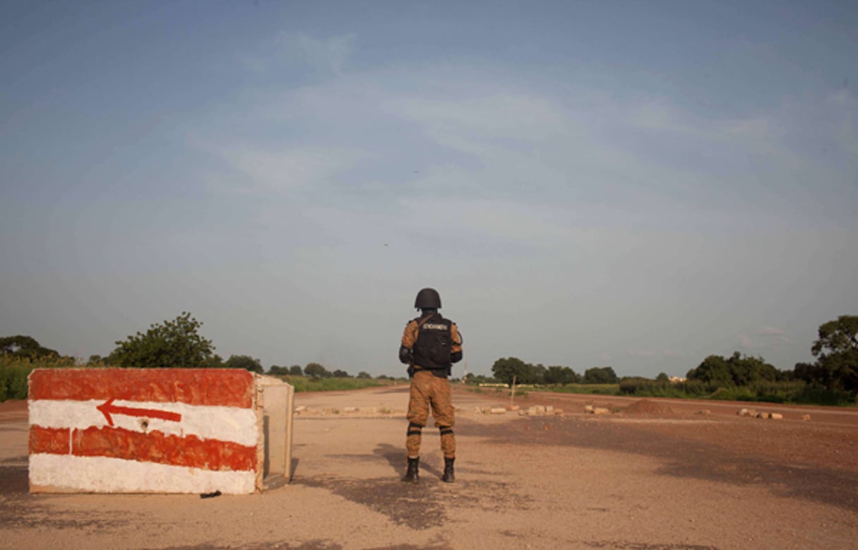 Un soldat burkinabé près du palais présidentiel, à Ouagadougou, le 29 septembre 2015 © Theo Renaut/AP/SIPA