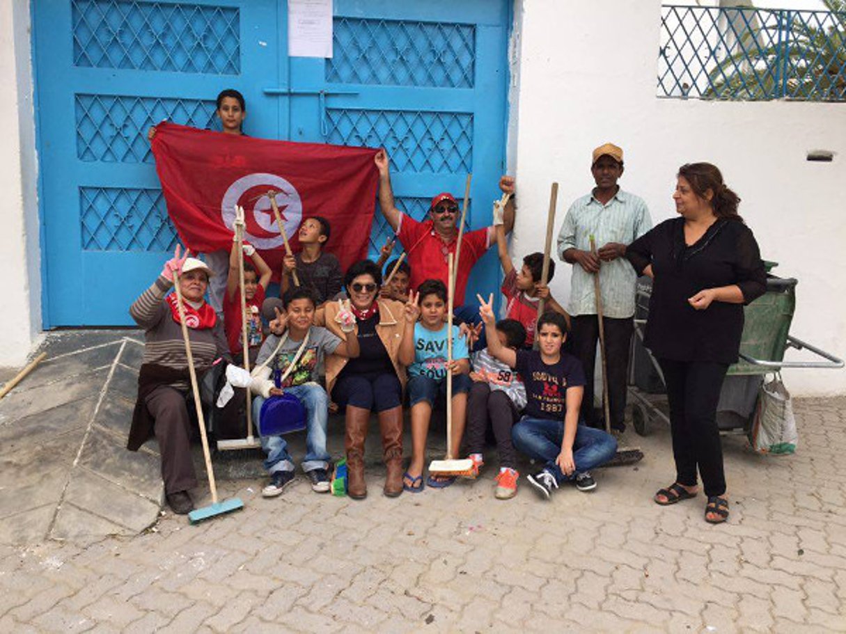 Naiziha Gouider dans une action de mobilisation des Tunisiens  pour le ramassage des déchets. © Neziha Gouider-Khouja/groupe Facebook  » On a été embêté « 