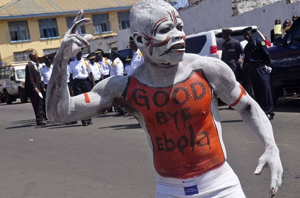 Un homme célébrant la fin d’Ebola au Liberia en mai 2015. © Abbas Dulleh / AP / SIPA