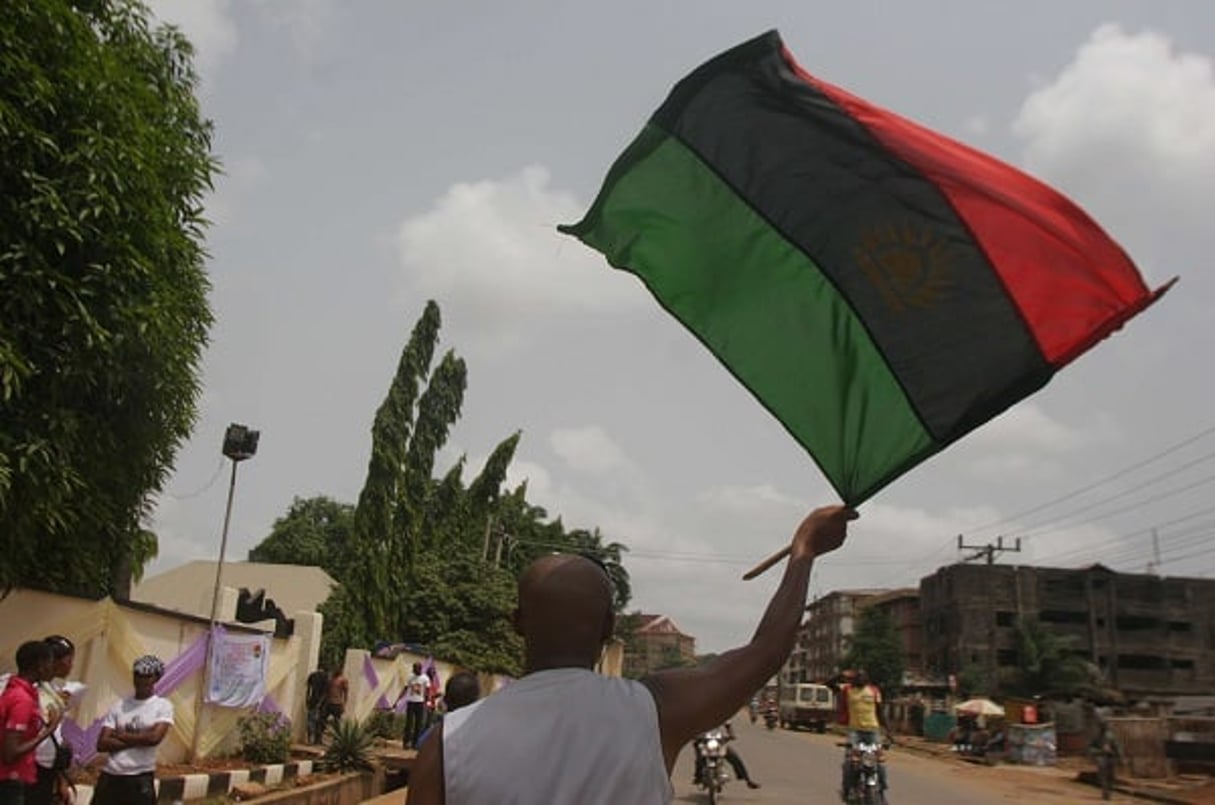 Le drapeau du Biafra, brandi en 2012 au Nigeria. © Jon Gambrell/AP/SIPA
