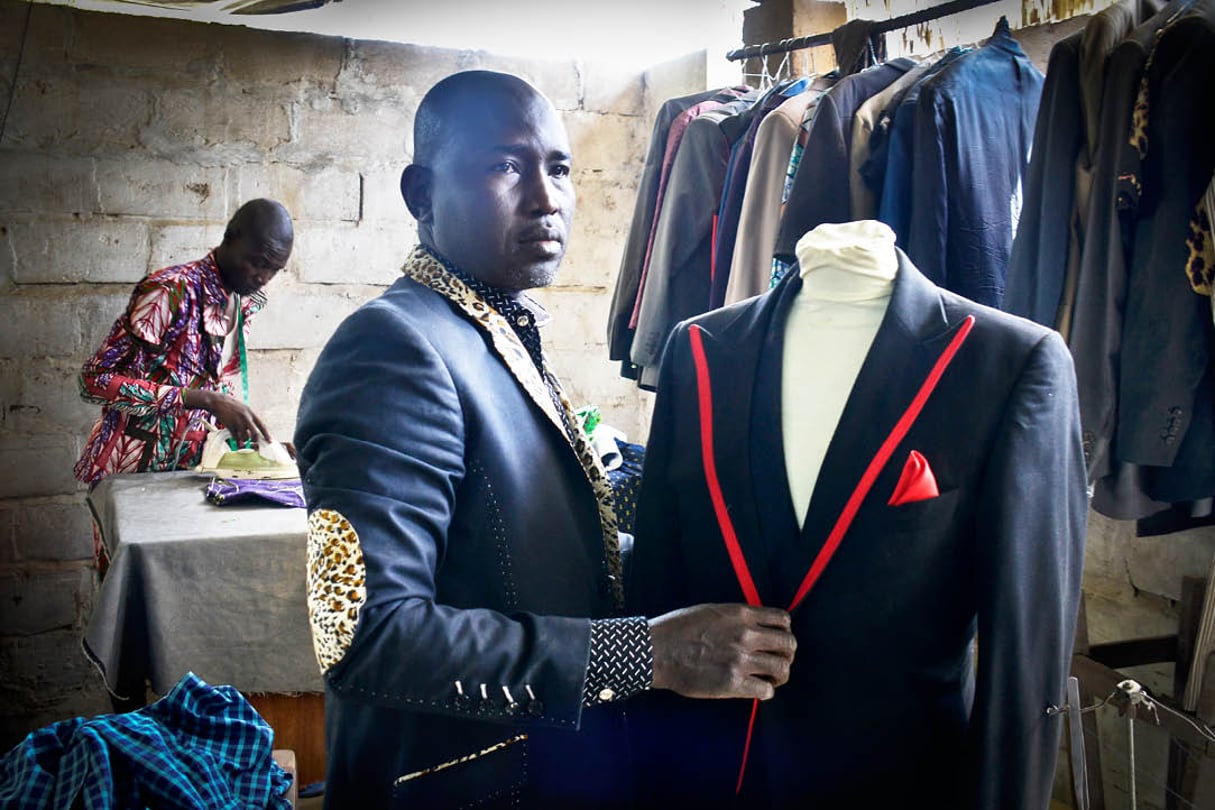 Le créateur dans son atelier de N’Djamena. © ABDOULAYE BARRY POUR JA