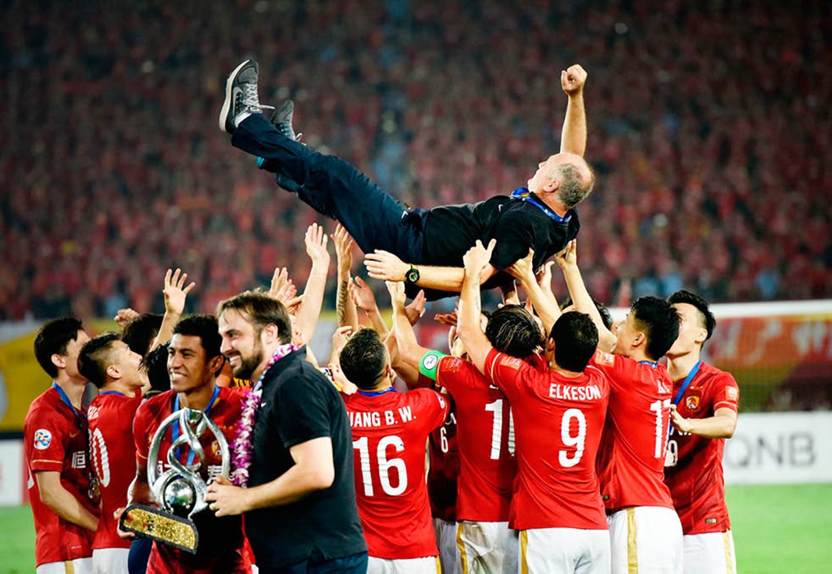 Luiz Felipe Scolari avec ses joueurs de Guangzhou Evergrande, le 21 novembre. © XINHUA NEWS AGENCY/AFP