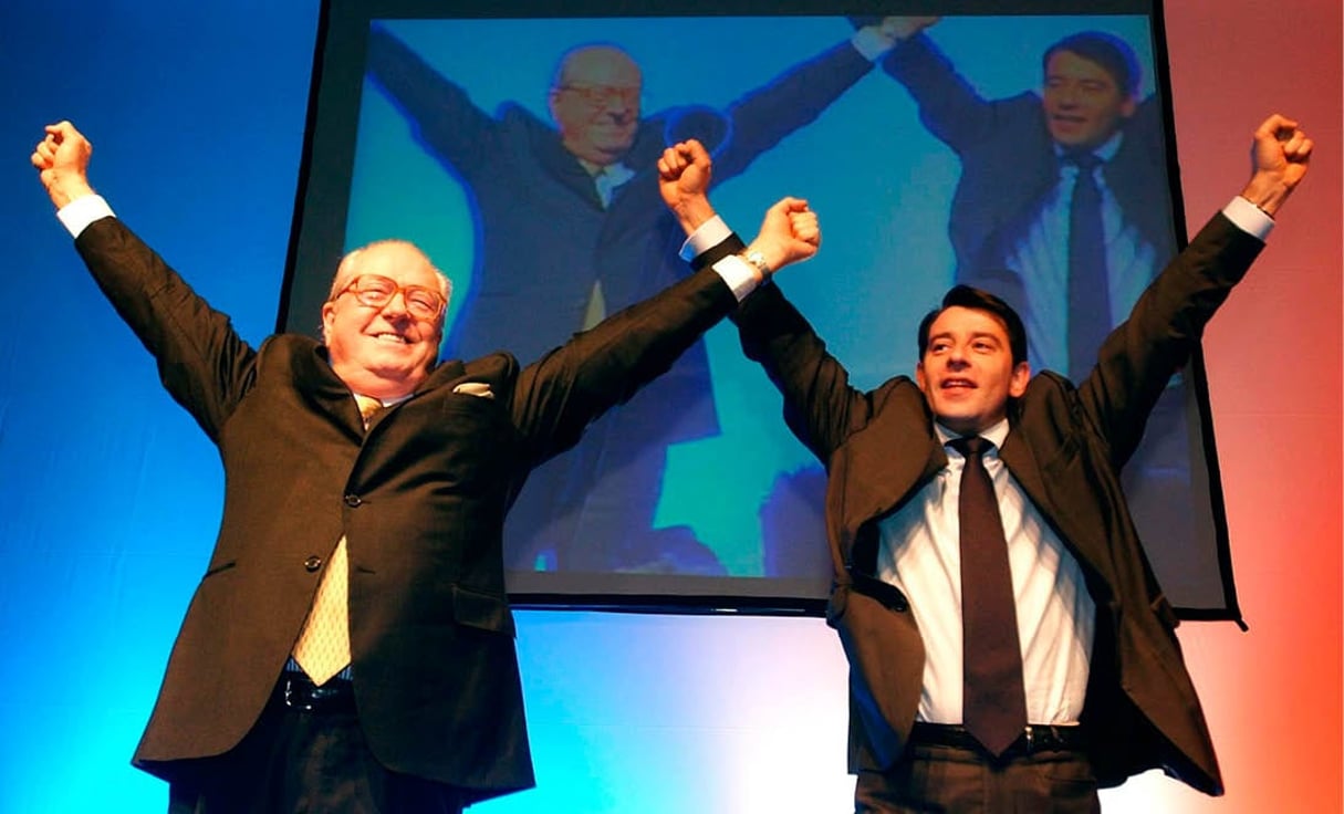 Jean-Marie Le Pen et Samuel Maréchal, lors d’un meeting à Nantes, en mars 2004. © FRANK PERRY/AFP