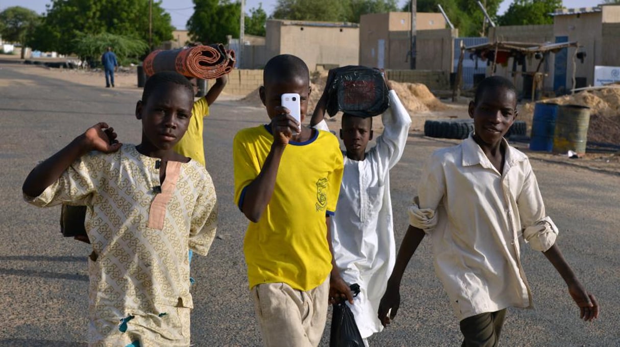Des jeunes nigerians réfugiés au Niger, dans la ville de Diffa, le 22 mai 2015. © AFP