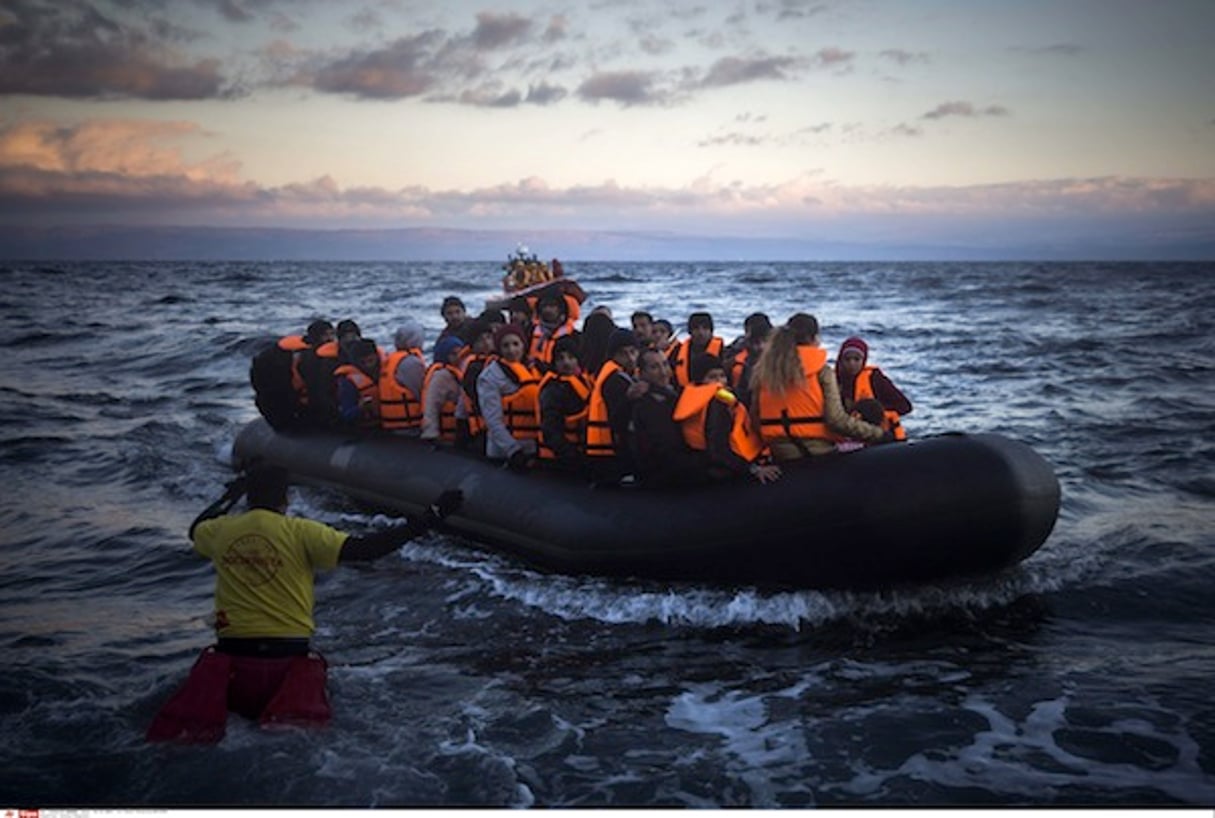 Réfugiés, partis de la côte turque, arrivant au large de l’île grecque de Lesbos. © Santi Palacios/AP/SIPA
