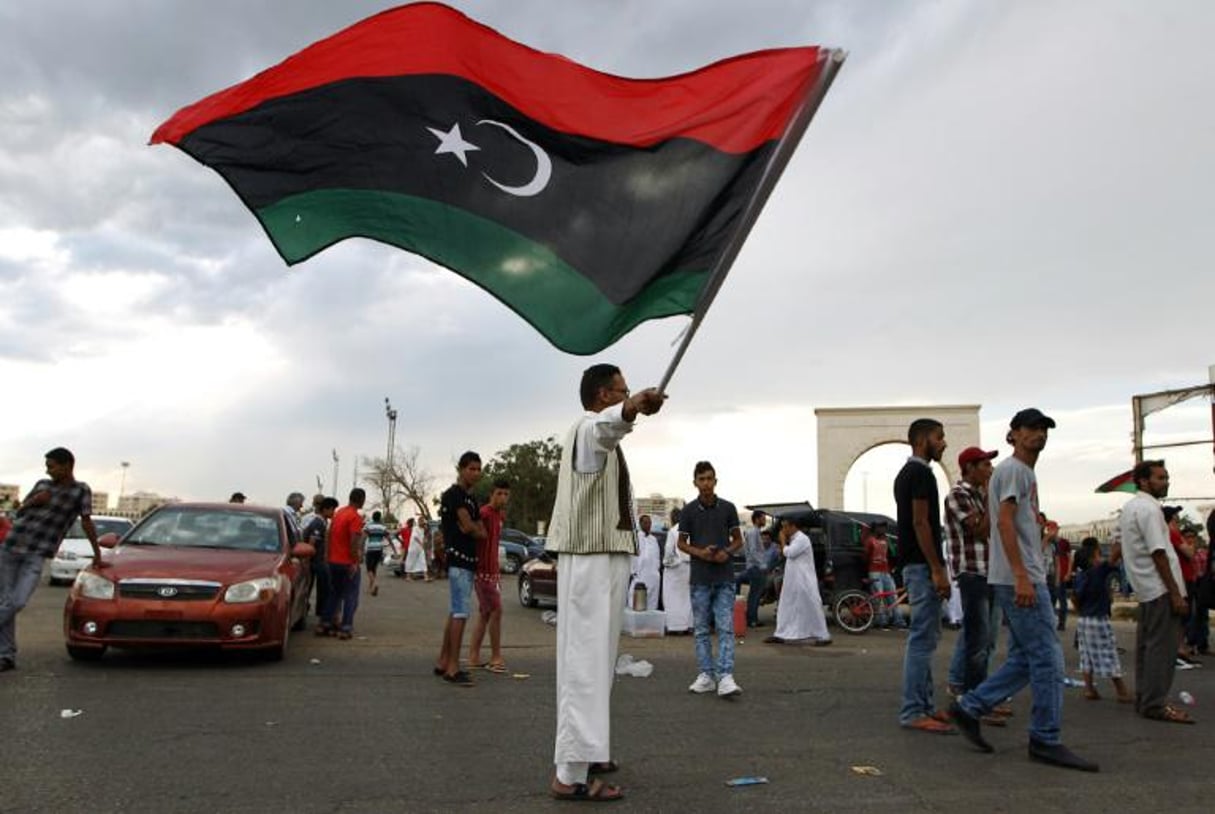 Un homme agite le drapeau libyen, le 7 août 2015 à Benghazi. © Abdullah Doma/AFP