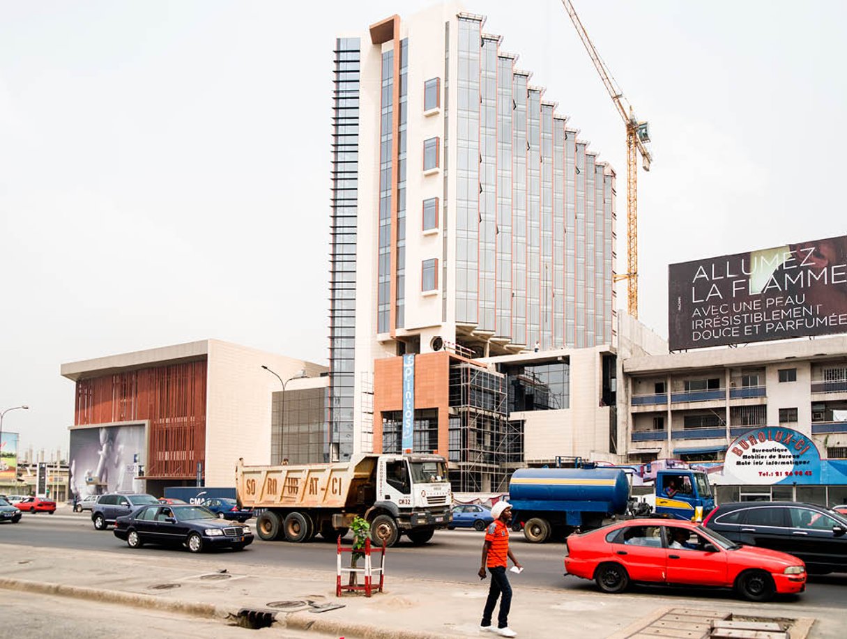 Ci-contre, le chantier de l’hôtel Azalaï, dans la commune de Marcory. © FRANÇOIS-XAVIER GBRÉ POUR J.A.