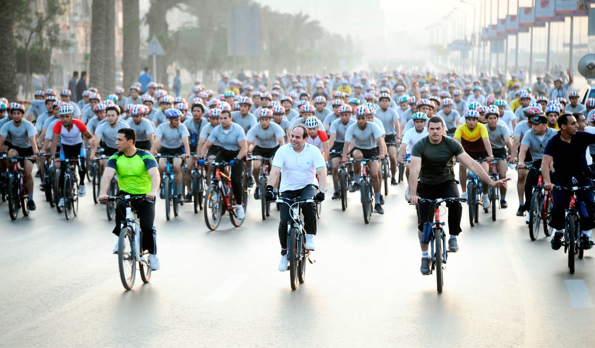 Le 13 juin 2014, Abdel Fattah al-Sissi appelle les Égyptiens à rouler à vélo. Et donne l’exemple. © EGYPTIAN PRESIDENCY-POOL/ANADOLU/AFP