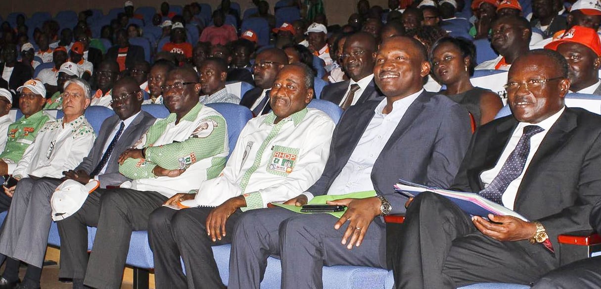 Au Palais de la culture de Treichville, le 21 octobre. De g. à dr. : les conseillers économiques Thierry Tanoh (casquette) et Philippe Serey-Eiffel, le ministre du Budget Abdourahmane Cissé, le maire de Treichville François Albert Amichia, le secrétaire général de la présidence Amadou Gon Coulibaly, et le conseiller chargé de la jeunesse et des sports Mamadou Touré. © DR