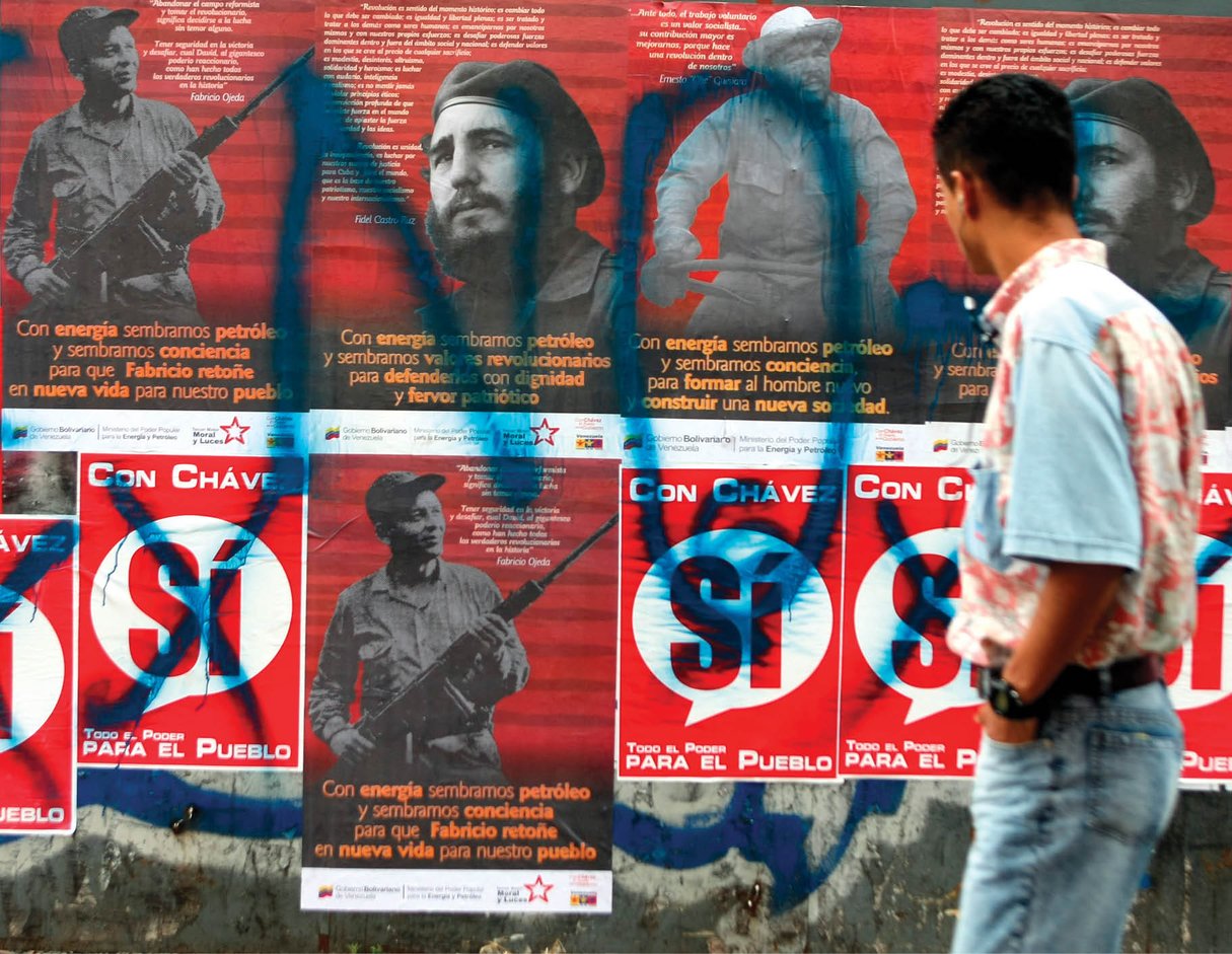 Castro, Guevara, Chávez… Propagande « bolivarienne »- et contestation d’un opposant – dans une rue de Caracas, en novembre 2007. © JUAN BARRETO/AFP