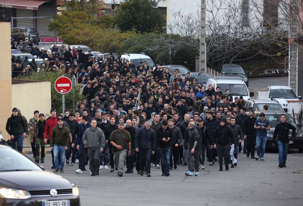 Manifestants se dirigeant vers le quartier des Jardins de l’Empereurs, à Ajaccio, le 26 décembre 2015. © Jean-Pierre Belzit/AP/SIPA