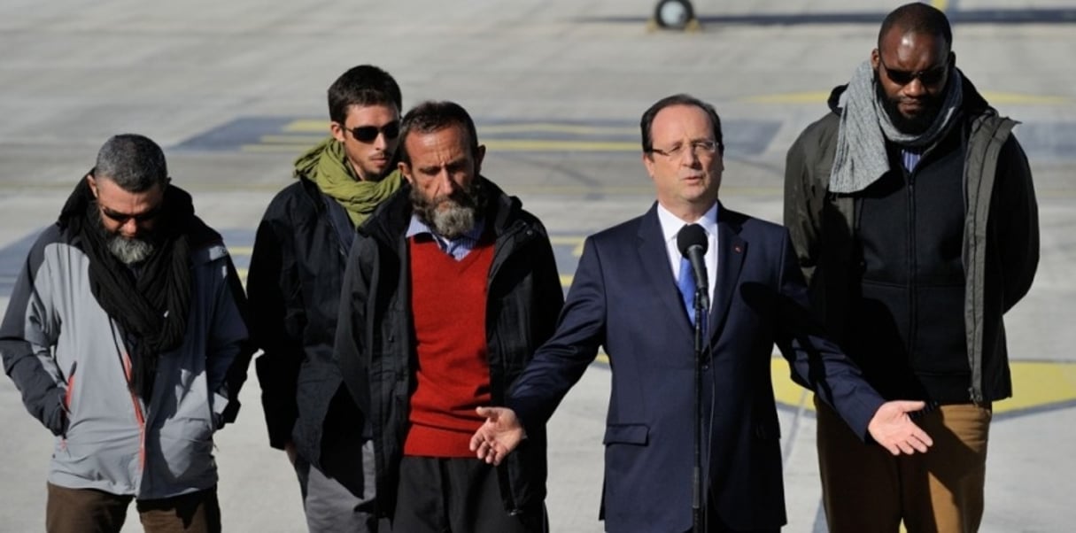 Thierry Dol avec ses co-détenus et le président français François Hollande, le 30 octobre 2013. © Witt/AP/Sipa