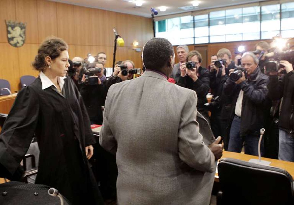 Onesphore Rwabukombe face aux journalistes dans la salle d’audience du tribunal de Francfort, en Allemagne le 18 janvier 2011. © Michael Probst/AP/SIPA