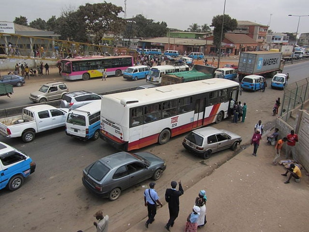 Vue d’un bus de la TCUL à Luanda, en Angola. © L.Willms/Wikimedia Commons