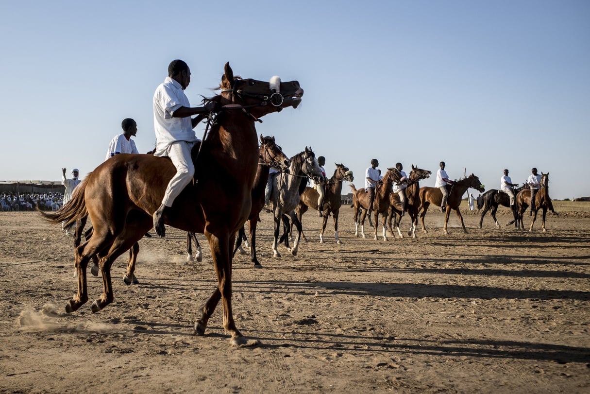 Départ de la troisième course, à Massaguet, le 11 novembre. © SYLVAIN CHERKAOUI POUR JEUNE AFRIQUE